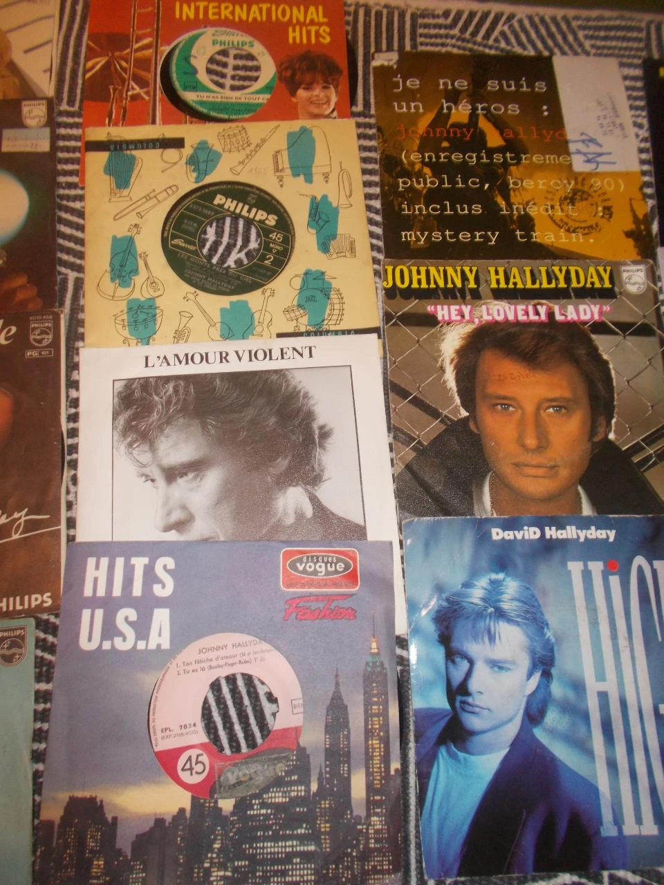 Magnífico lote de 60 discos de vinilo de 45 rpm (sencillos / EP) de Johnny Hallyday. – photo 15
